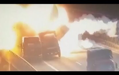 Aparatoso accidente en China con explosión incluida es captado por las cámaras