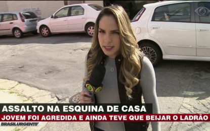 Asaltan a una joven en Brasil y antes de huir uno de ellos le exige darle un beso