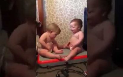 Dos bebés en una máquina de fitness son tendencia en la red