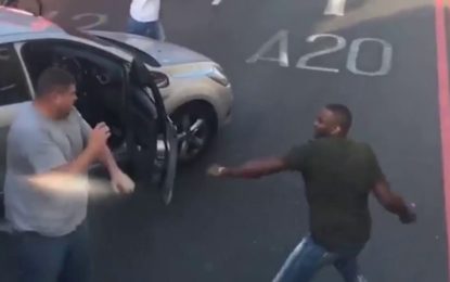 Dos conductores se enzarzan en una pelea y cortan el tráfico de una calle de Londres