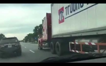 Impactante momento en que un policía agarrado a un camión es empotrado contra un muro