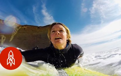 Mujer surfista lucha contra los estereotipos dominando las olas más bravas del mundo [VIDEO]