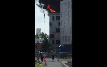 Rescate en las alturas: salvan con una grúa a un obrero atrapado por el fuego