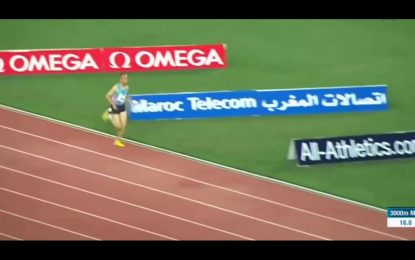 Un atleta no se da cuenta de la salida en falso y sigue corriendo solo