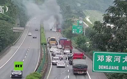 Un auto se incendia de repente mientras circula por la autopista