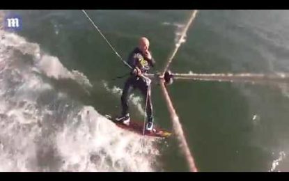 Un hombre choca contra una ballena jorobada mientras practica ‘kitesurf’