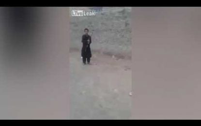 Un niño dispara contra una lata sobre la cabeza de su amigo – Curiosidades