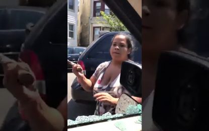 Una mujer rompe a martillazos el coche de su esposo sin importarle que sus hijos estén dentro