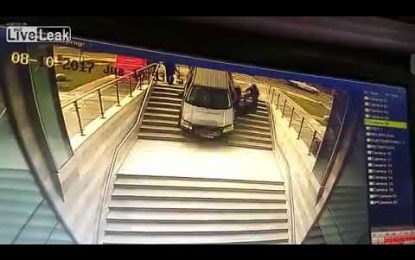 Confunde entrada de edificio con estacionamiento y se estrella violentamente (2 Videos)
