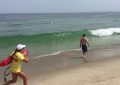 Dos surfistas escapan del ataque de un tiburón