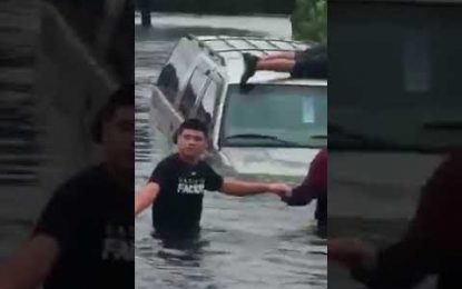 Forman una cadena humana para rescatar a un hombre atrapado en su auto en Houston