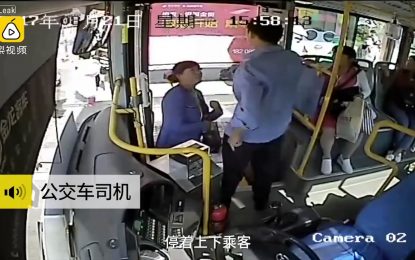 Intenta robar un teléfono en el autobús pero el conductor lo impide