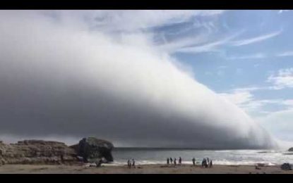 Una enorme nube ‘devora’ una playa de California