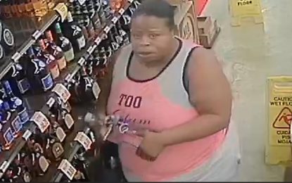 Una mujer roba 18 botellas de alcohol de una tienda escondiéndolas entre su ropa