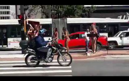 Choca su coche por ir ‘con la boca abierta’ viendo esbeltas brasileñas en bikini