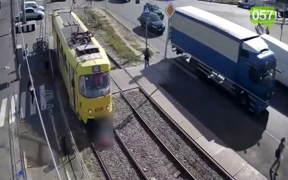 Cruza la calle distraída mirando su celular y la atropella un tranvía