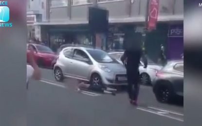 Dos jóvenes se enfrentan al conductor de un auto, pero este resultó ser todo un ‘Bruce Lee’