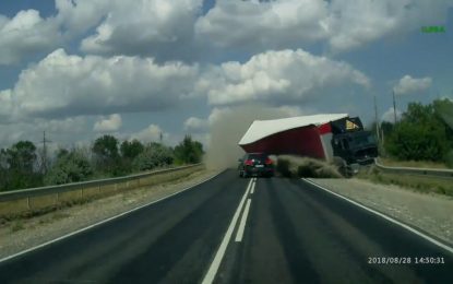 Impactante accidente de tráfico afecta a dos camiones y dos coches