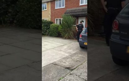 La Policía echa abajo puerta de su casa, pero él escapa por la ventana