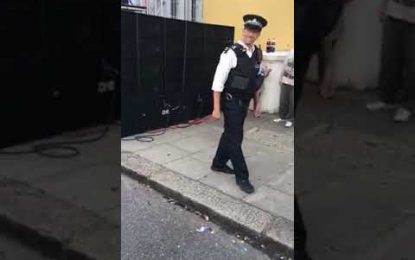 Los pasos de baile de este policía vuelven locos a los asistentes al Carnaval de Notting Hill