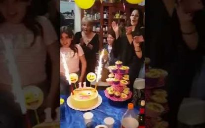 Sopla las velas de su tarta de cumpleaños y acaba convertida en una bola de fuego