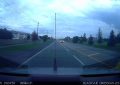 Un coche hace maniobras ‘de película’ antes de estrellarse contra un semáforo