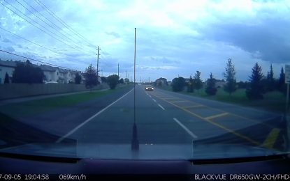 Un coche hace maniobras ‘de película’ antes de estrellarse contra un semáforo