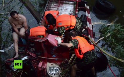 Un conductor cae al río con su camión y queda atrapado