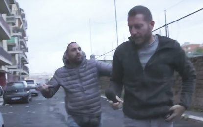 FUERTE VIDEO: Un periodista italiano se lleva un brutal cabezazo al entrevistar a un mafioso