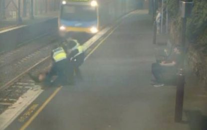¡Por los pelos! Sacan a una mujer de las vías instantes antes de que pase el tren (VIDEO)