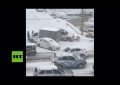 VIDEO: Coches se deslizan y terminan chocando al intentar sortear una pendiente en plena nevada