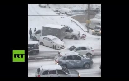 VIDEO: Coches se deslizan y terminan chocando al intentar sortear una pendiente en plena nevada