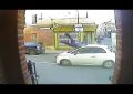 VIDEO IMPACTANTE: Un coche que circulaba en sentido contrario atropella a un hombre a toda velocidad