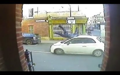VIDEO IMPACTANTE: Un coche que circulaba en sentido contrario atropella a un hombre a toda velocidad