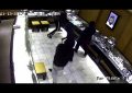 VIDEO: Intentan robar en una joyería, pero aquella no era una tienda cualquiera