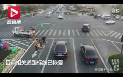 China: Un hombre decide repintar a su manera las líneas de una carretera para evitar atascos (VIDEO)