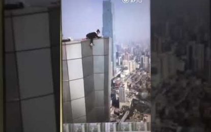FUERTE VIDEO: Un alpinista urbano cae al vacío desde lo alto de un edificio de 62 pisos
