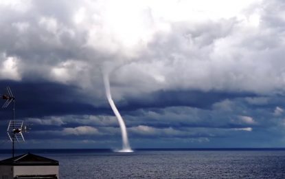 Italia: Una espectacular tromba marina atraviesa San Remo (VIDEOS)