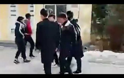Video chocante: Nueve adolescentes dan una paliza brutal a un compañero de escuela