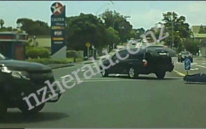 VIDEO IMPACTANTE: Camilla de traslado de cadáveres cae de un coche fúnebre en medio de una calle