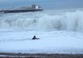 VIDEO: La dueña de un perro se arroja al mar para rescatarlo