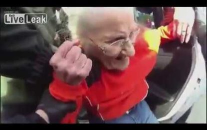 VIDEO: Policías de EE.UU. desalojan por la fuerza a una anciana de 93 años en silla de ruedas