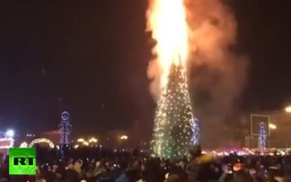 Arde un árbol navideño en el centro de una ciudad rusa (VIDEOS)