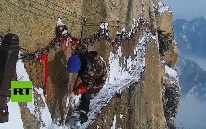 Así quitan la nieve del sendero turístico más peligroso del mundo (VIDEO)