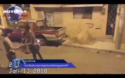 El tiro por la culata: Dos jóvenes intentan cometer un robo y terminan siendo asaltados (VIDEO)