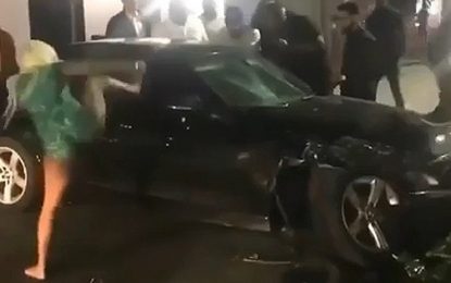 Una mujer destroza la ventana de un auto con varias patadas ‘de kárate’ (VIDEO)