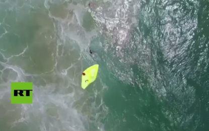 Un dron rescata por primera vez a dos surfistas atrapados por el oleaje en Australia (VIDEO)