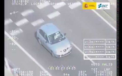 VIDEO: Captan a una conductora cepillándose los dientes al volante