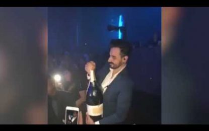 VIDEO: Destapa una botella de champán y pierde 42.000 dólares en un segundo