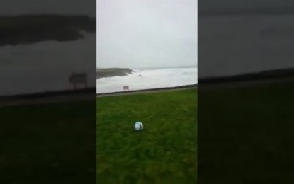 VIDEO: Un futbolista desafía a la naturaleza jugando con el huracán Eleanor
